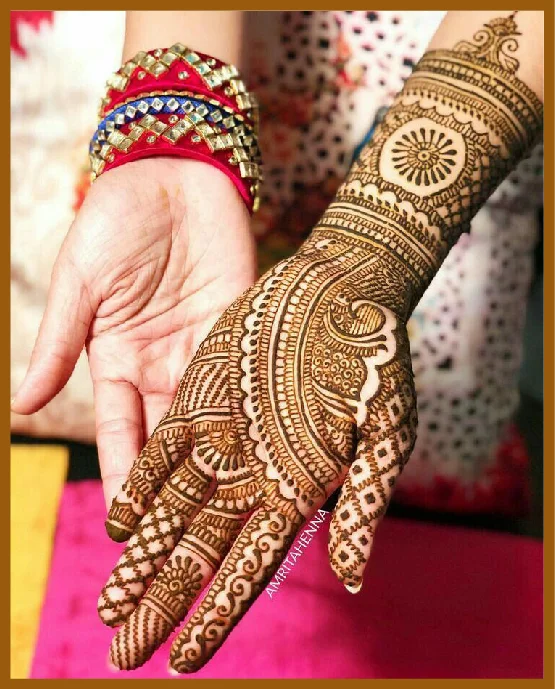 Spiral Strokes And Chains In Stylish Front Hand Mehndi Design